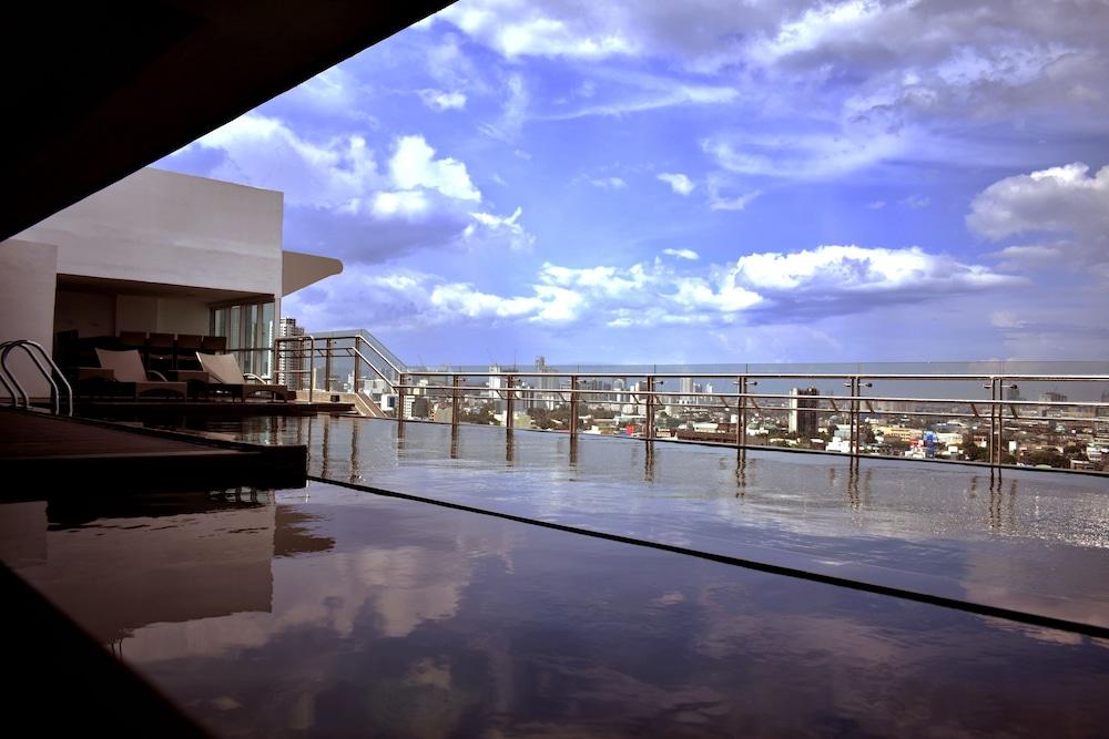 One Central Hotel & Suites Cebú Exterior foto