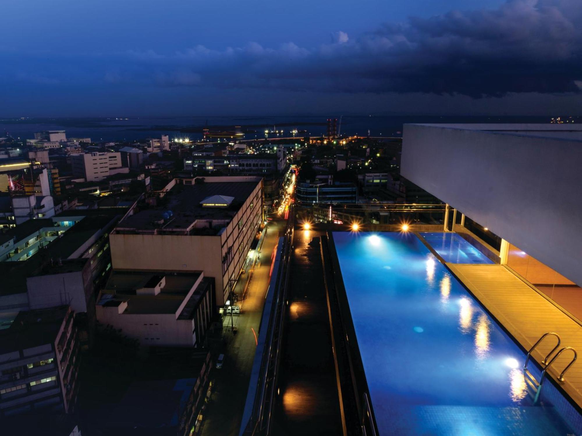 One Central Hotel & Suites Cebú Exterior foto